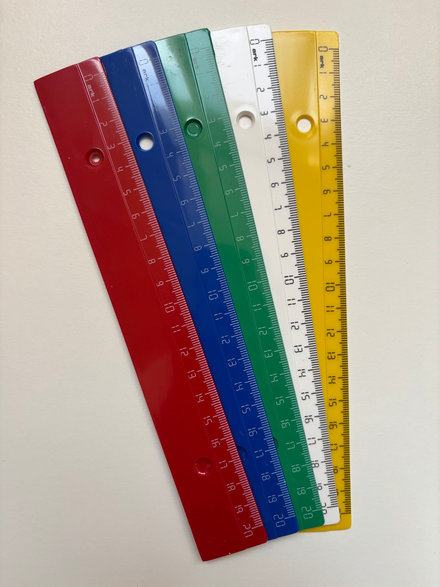 Rigla 20cm diverse culori/buc